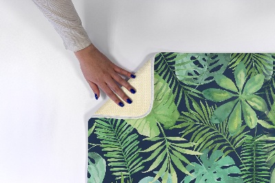 Tapete Folhas tropicais verdes sobre um fundo escuro