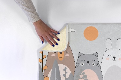 Tapete Urso, gato e coelho na floresta
