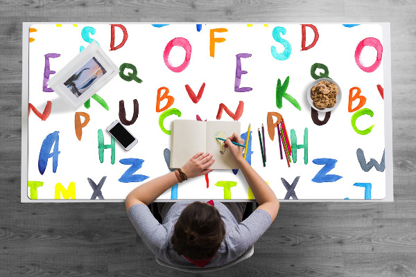 Base de secretária Letras coloridas
