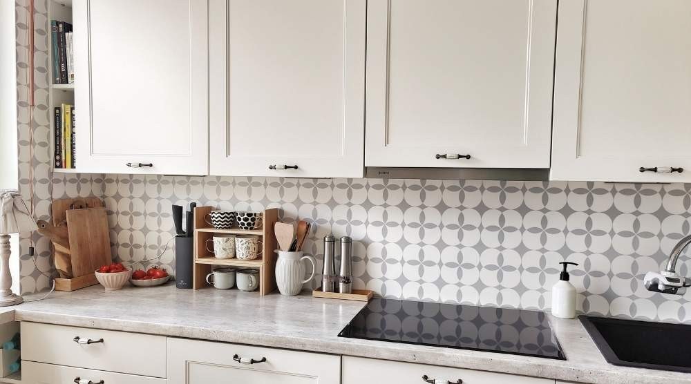O que colocar na parede da cozinha em vez de azulejos? Um guia para soluções modernas