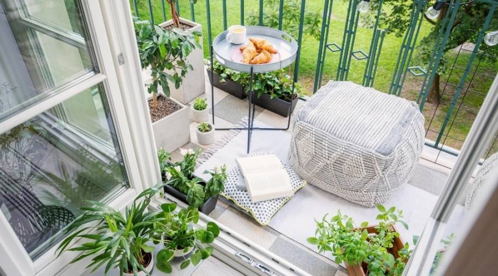 Uma pequena varanda em um prédio de apartamentos – inspirações e ideias de aproveitamento do espaço