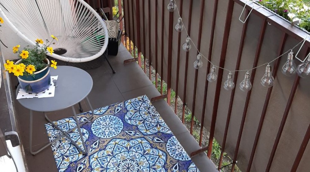 pequena varanda em um prédio de apartamentos