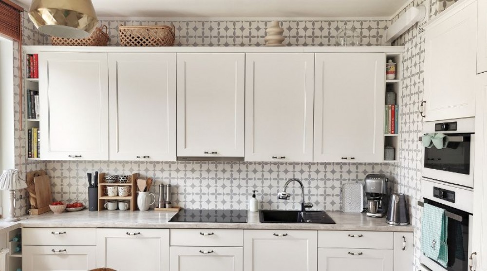 Instalação de ladrilhos vinílicos autoadesivos na parede - em cooperação com @projectwood_diy