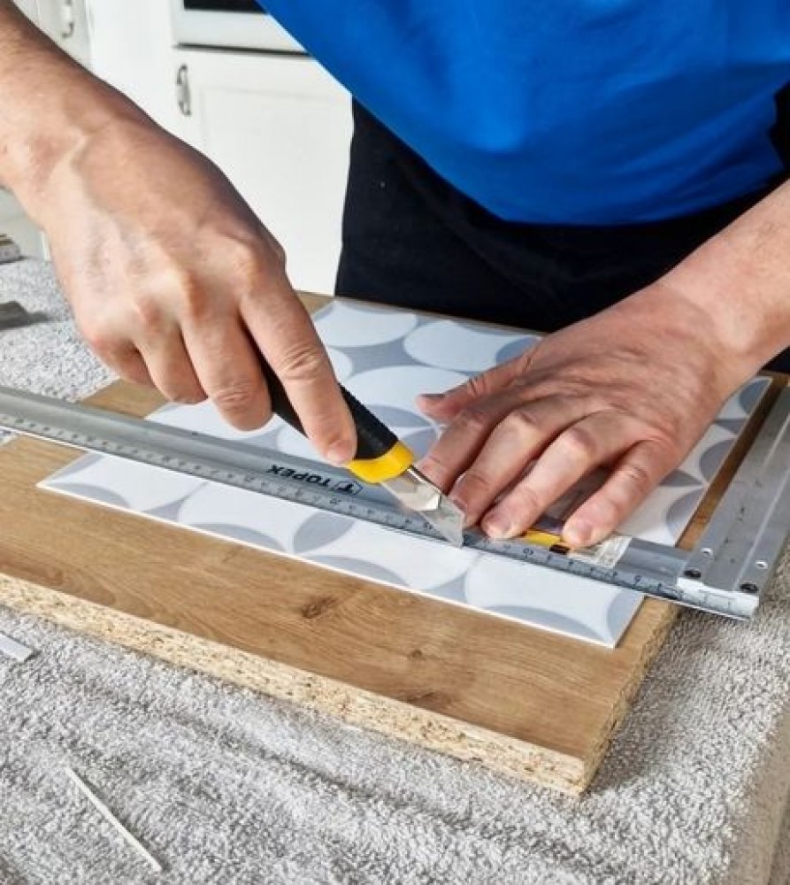 Instalação de telhas vinílicas autoadesivas